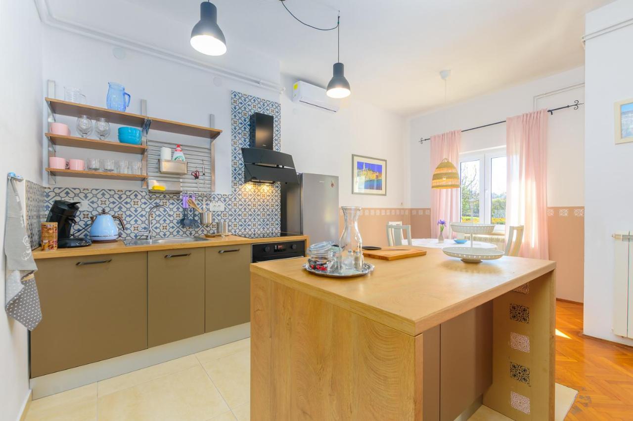 Apartment Macan, Beautiful Green Oasis Пула Екстериор снимка