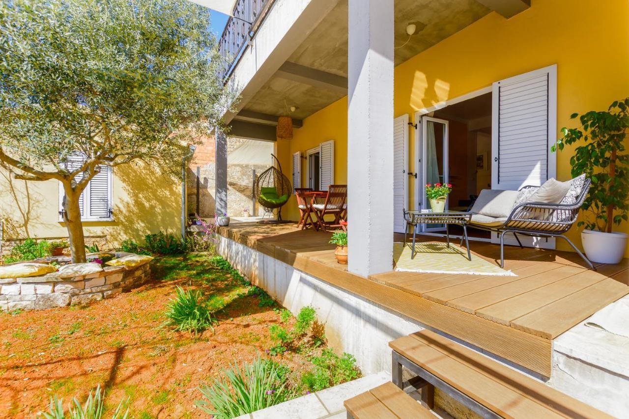 Apartment Macan, Beautiful Green Oasis Пула Екстериор снимка