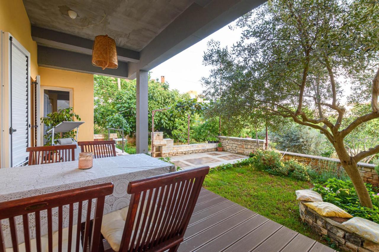 Apartment Macan, Beautiful Green Oasis Пула Екстериор снимка