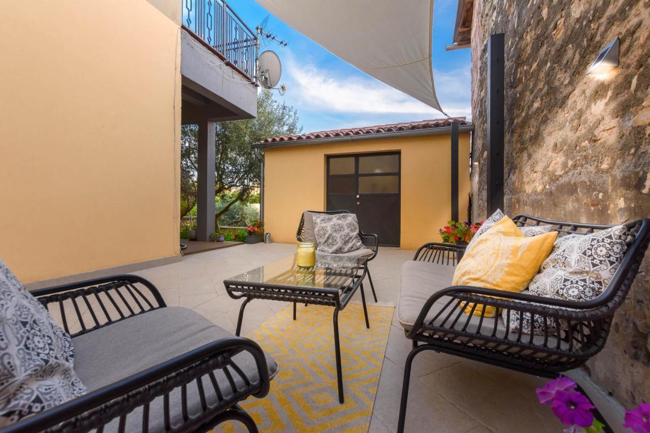 Apartment Macan, Beautiful Green Oasis Пула Екстериор снимка